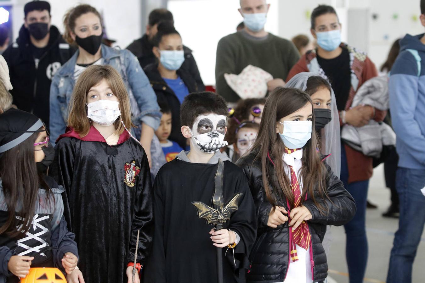 El colegio Carmen Ruiz Tilve en el barrio de Prados de la Vega, la Corredoria (Oviedo), celebró este viernes la Noche de las Ánimas con un desfile repleto de terror con los atuendos de los más pequeños. 