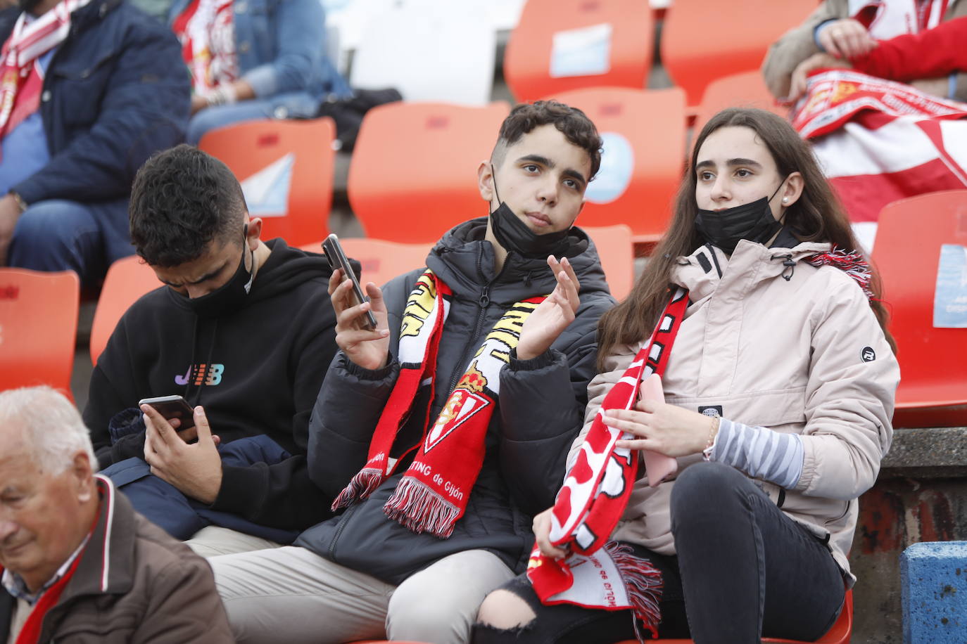 La afición del Sporting ha viajado a Lugo para empujar al equipo gijonés hacia la victoria 