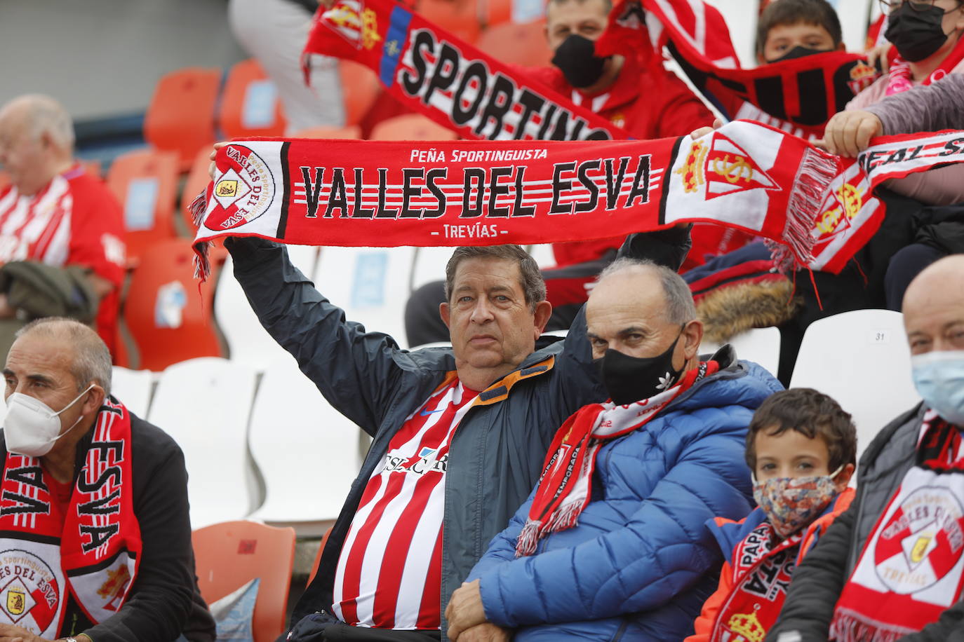 La afición del Sporting ha viajado a Lugo para empujar al equipo gijonés hacia la victoria 