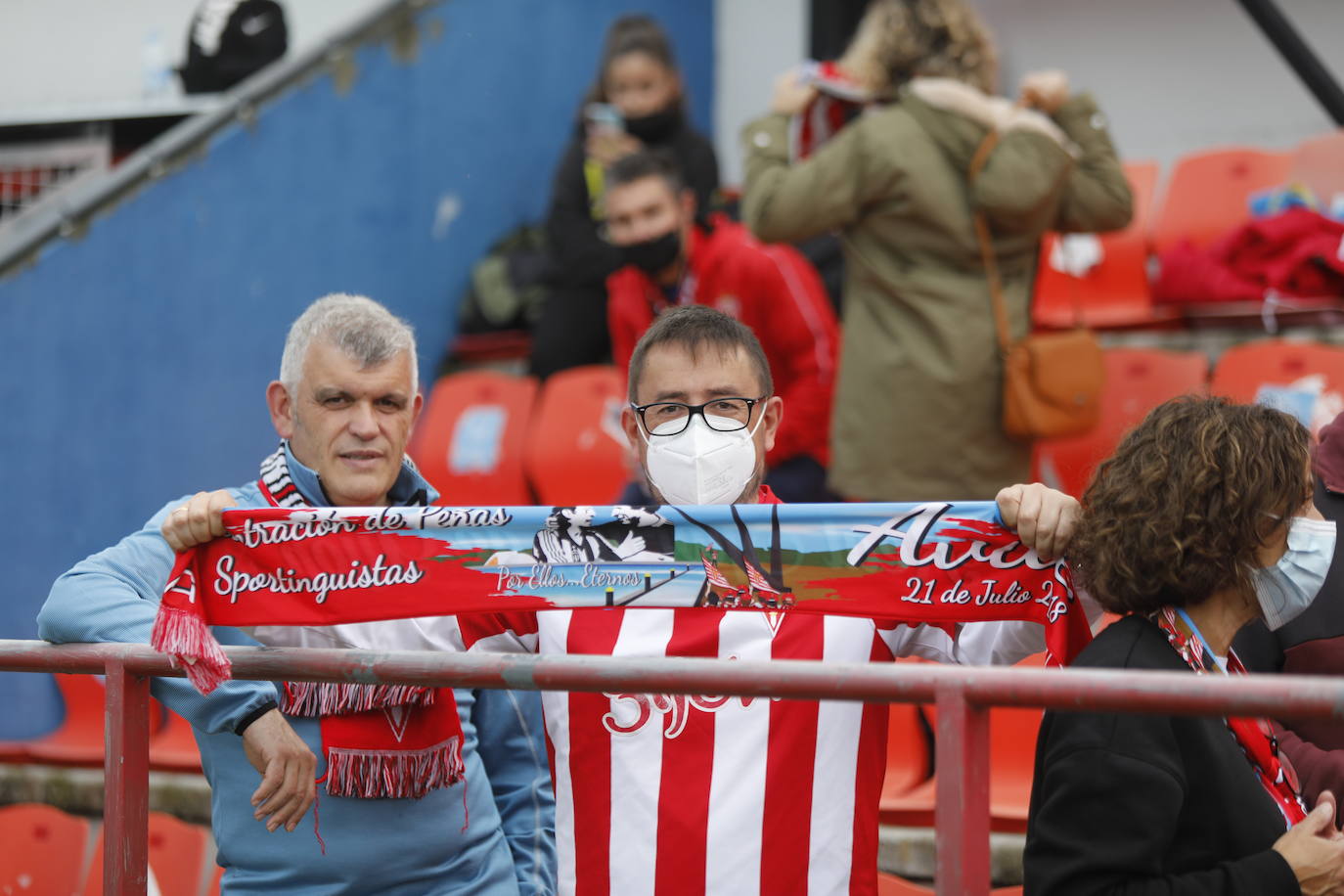 La afición del Sporting ha viajado a Lugo para empujar al equipo gijonés hacia la victoria 