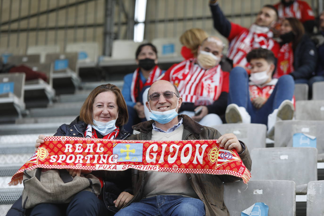 La afición del Sporting ha viajado a Lugo para empujar al equipo gijonés hacia la victoria 