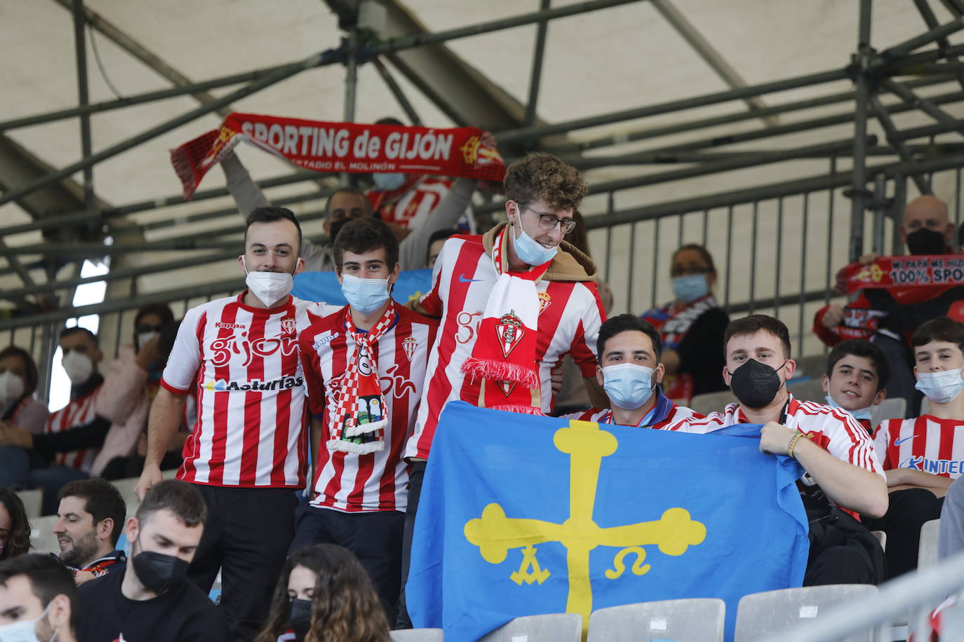 La afición del Sporting ha viajado a Lugo para empujar al equipo gijonés hacia la victoria 