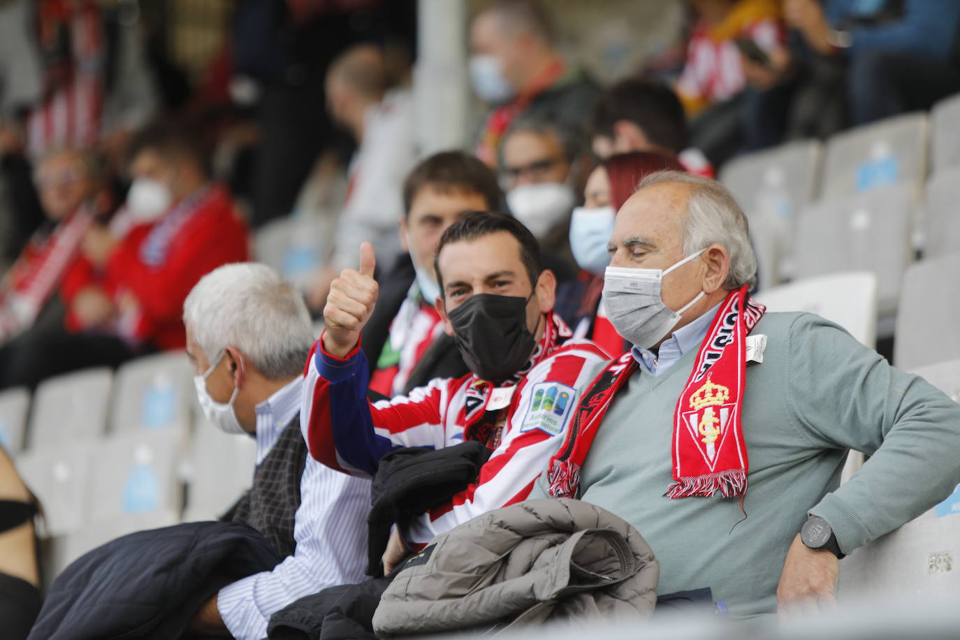 La afición del Sporting ha viajado a Lugo para empujar al equipo gijonés hacia la victoria 