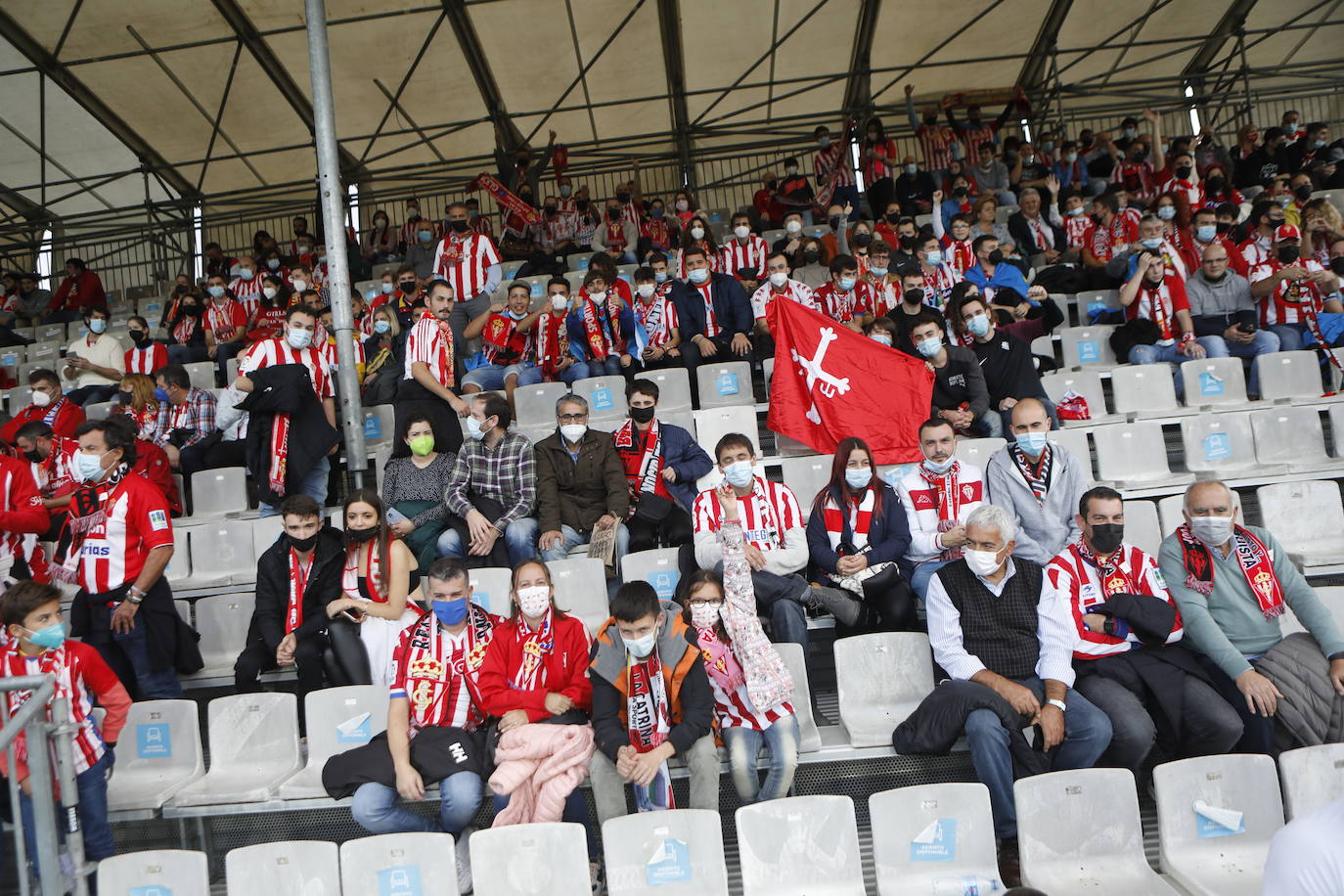 La afición del Sporting ha viajado a Lugo para empujar al equipo gijonés hacia la victoria 