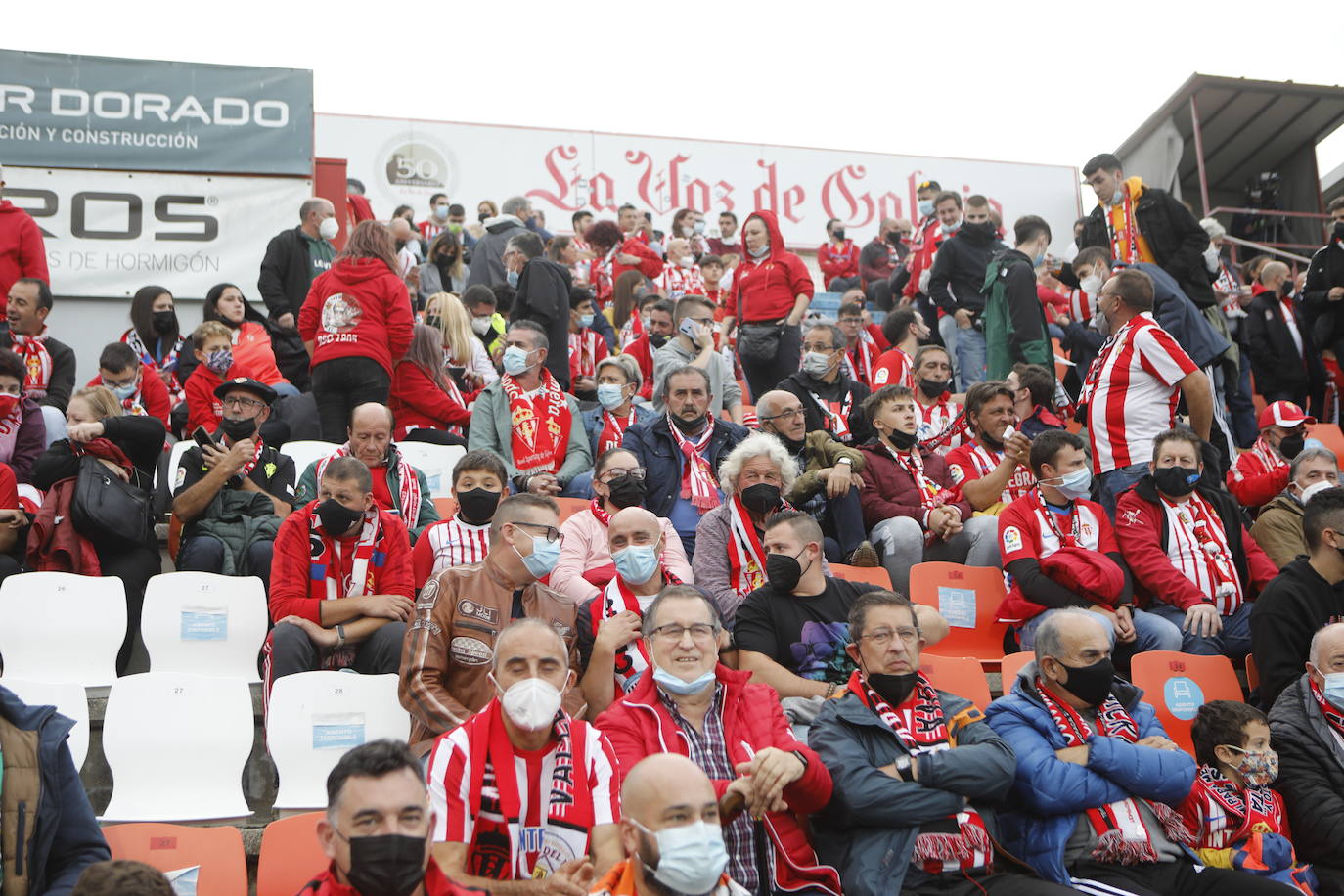 La afición del Sporting ha viajado a Lugo para empujar al equipo gijonés hacia la victoria 