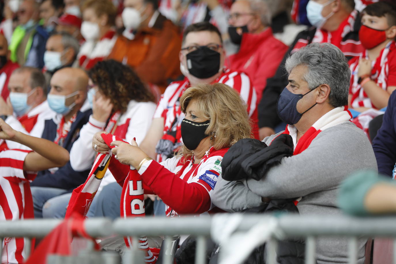 La afición del Sporting ha viajado a Lugo para empujar al equipo gijonés hacia la victoria 