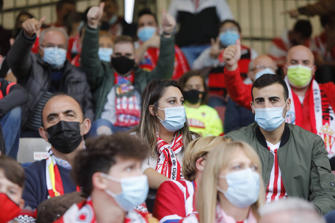 La afición del Sporting ha viajado a Lugo para empujar al equipo gijonés hacia la victoria 