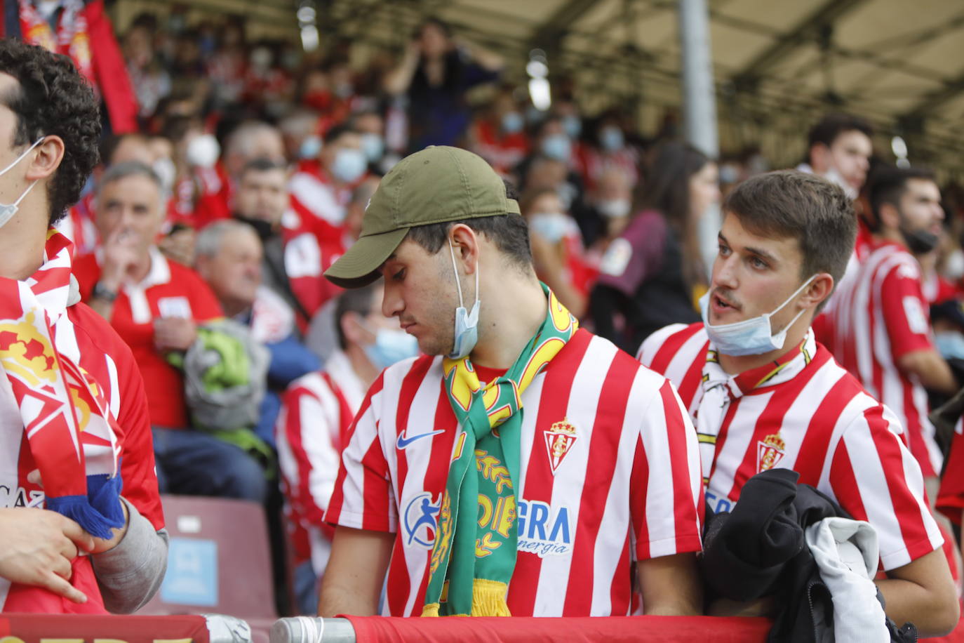 La afición del Sporting ha viajado a Lugo para empujar al equipo gijonés hacia la victoria 