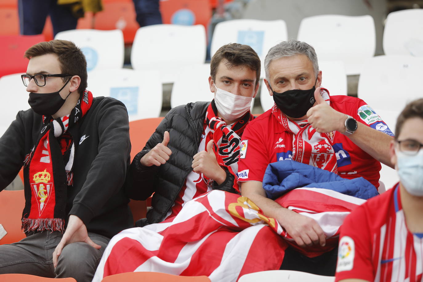 La afición del Sporting ha viajado a Lugo para empujar al equipo gijonés hacia la victoria 