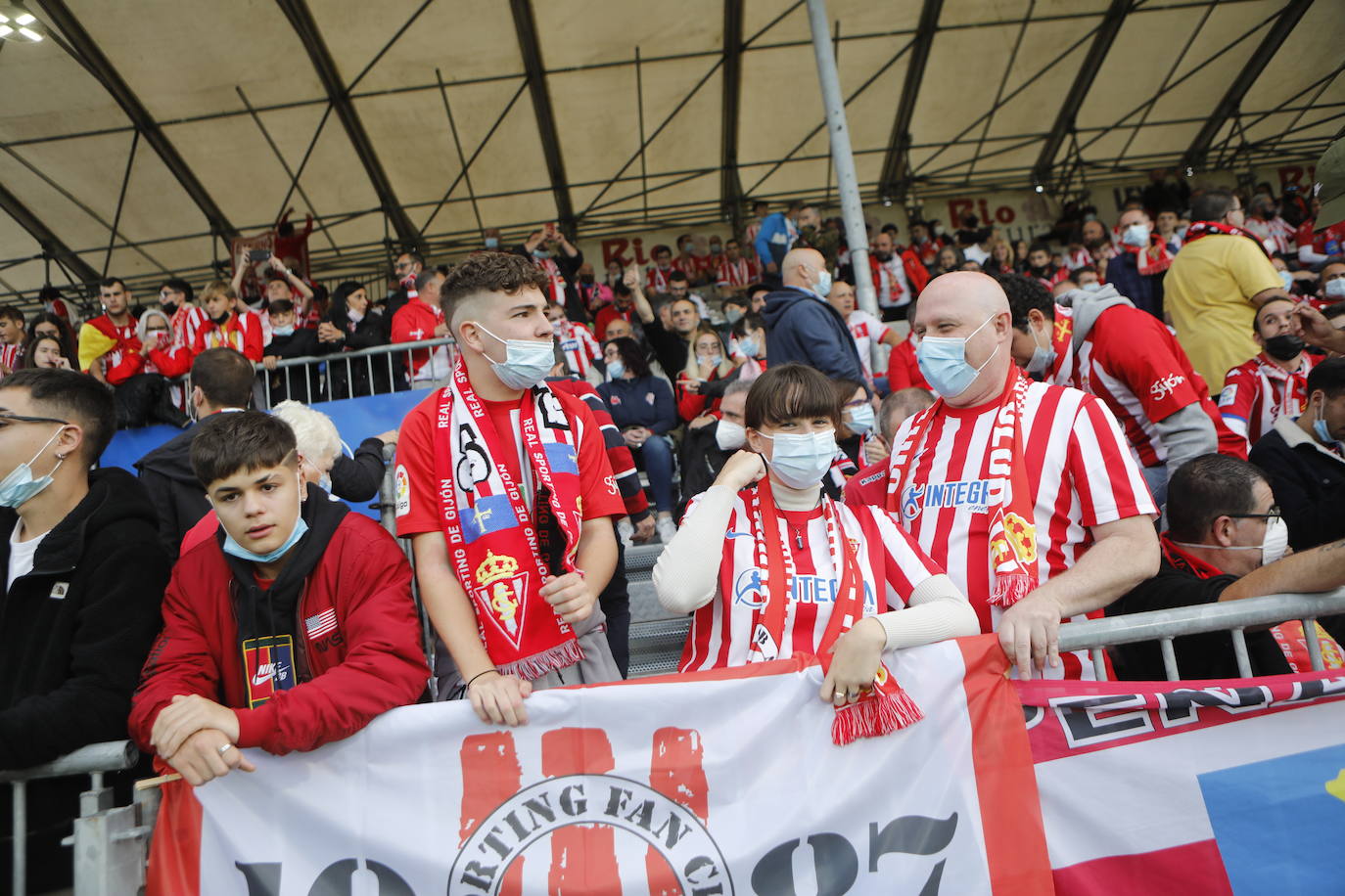 La afición del Sporting ha viajado a Lugo para empujar al equipo gijonés hacia la victoria 