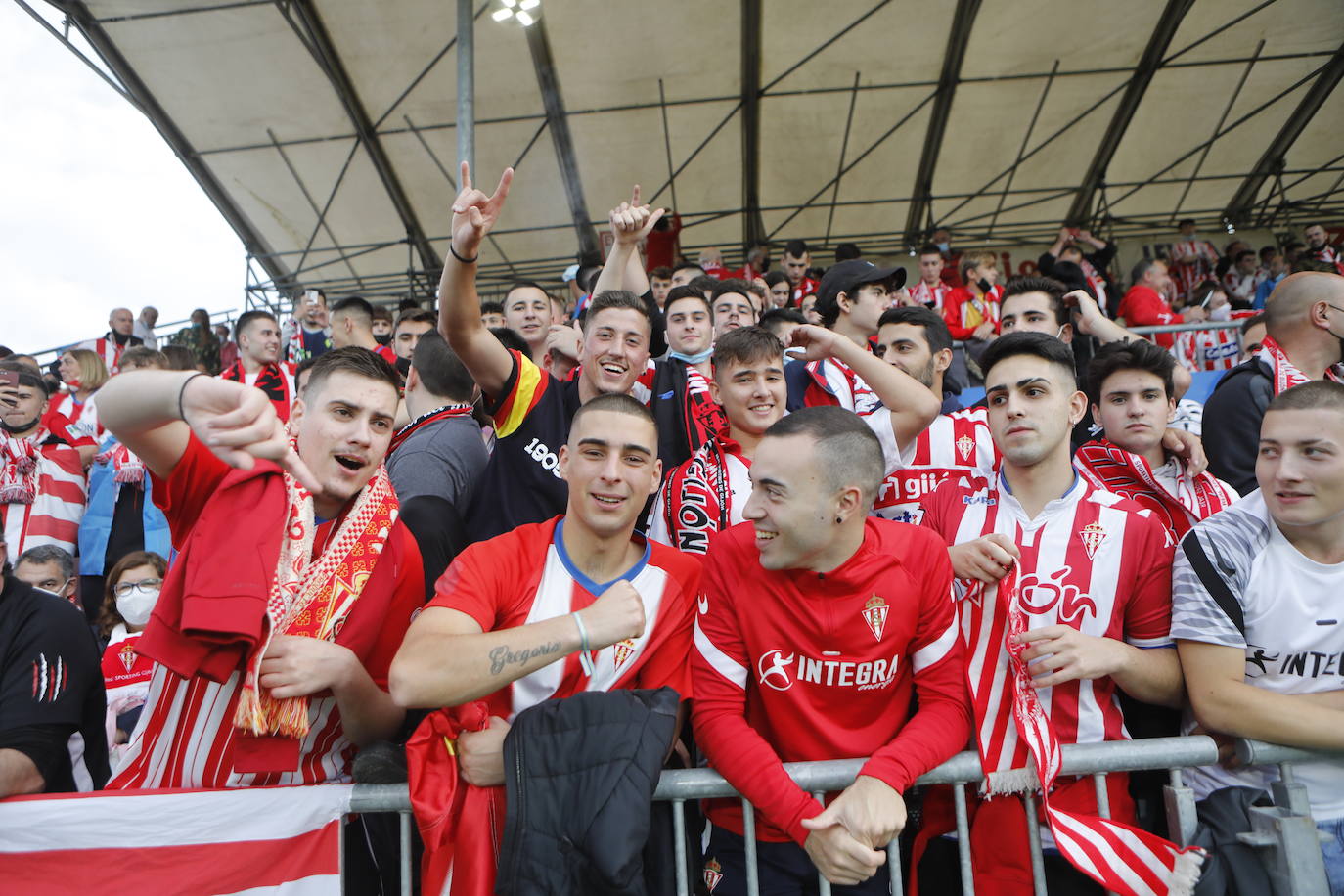 La afición del Sporting ha viajado a Lugo para empujar al equipo gijonés hacia la victoria 