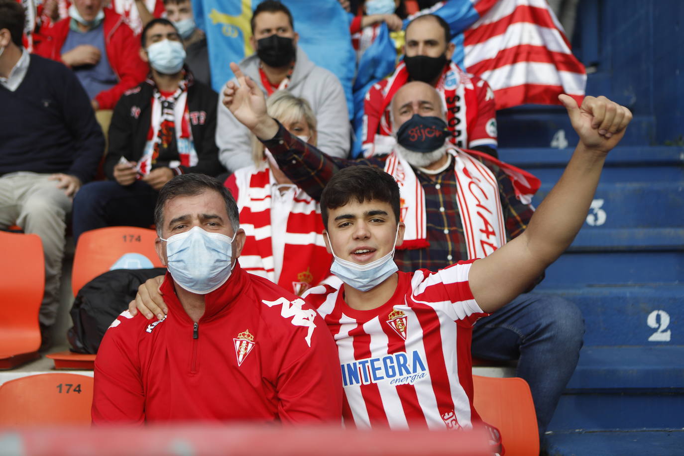 La afición del Sporting ha viajado a Lugo para empujar al equipo gijonés hacia la victoria 