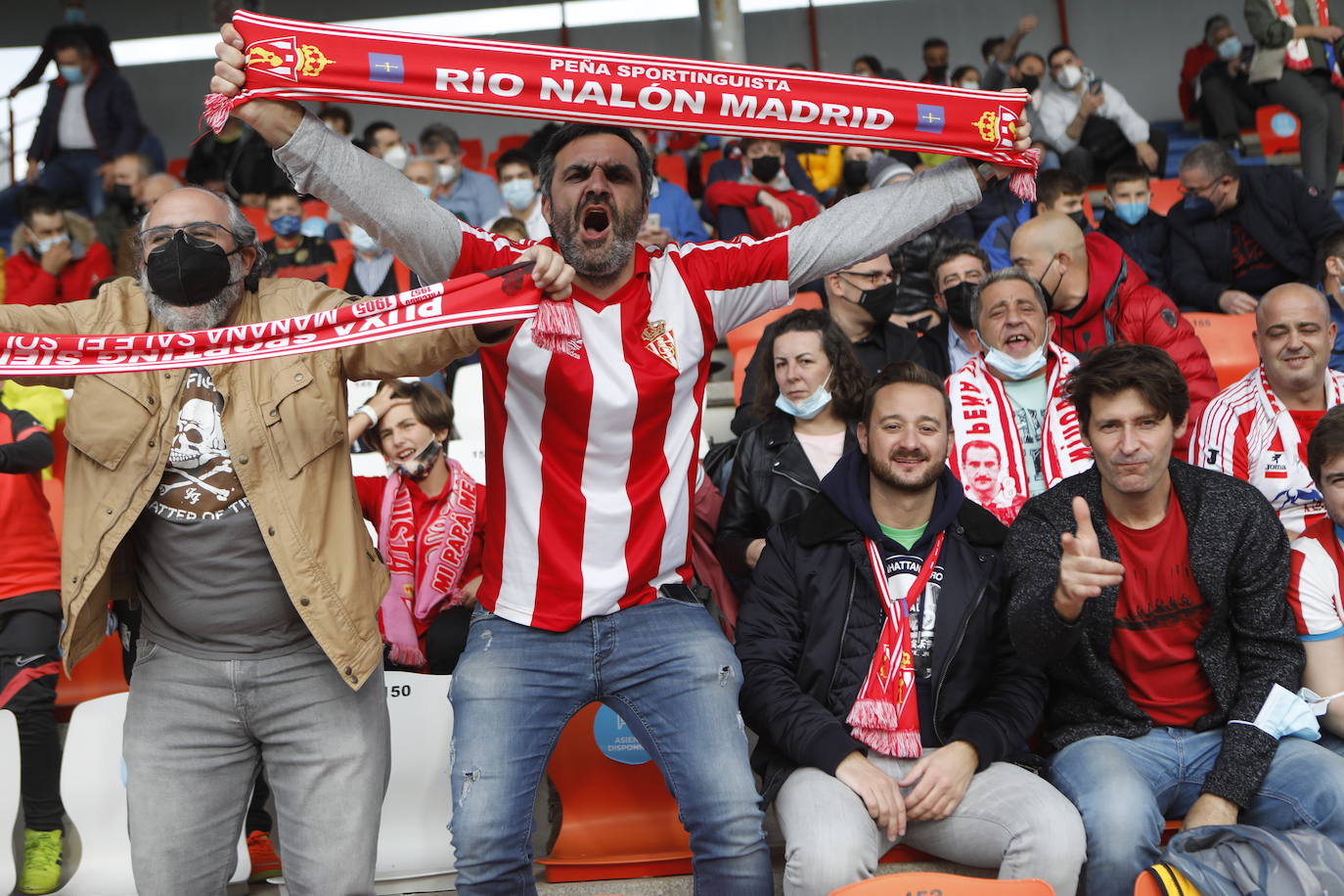 La afición del Sporting ha viajado a Lugo para empujar al equipo gijonés hacia la victoria 