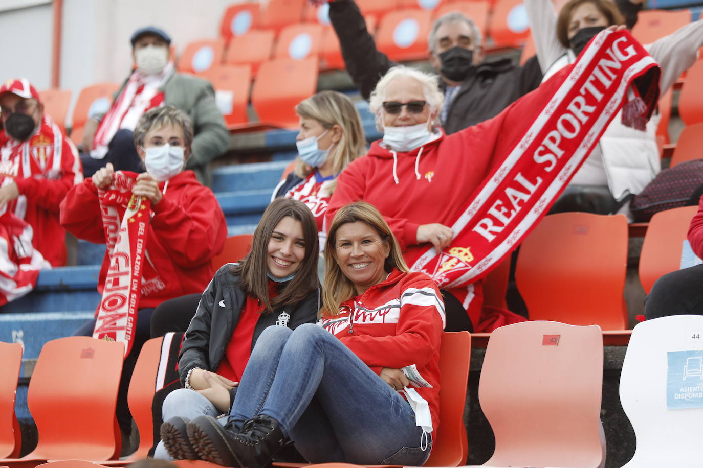 La afición del Sporting ha viajado a Lugo para empujar al equipo gijonés hacia la victoria 