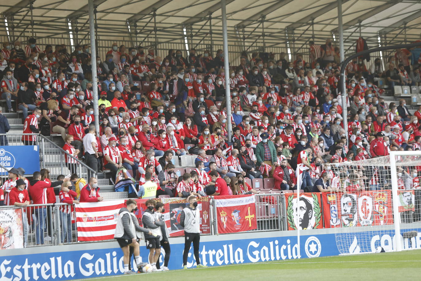 La afición del Sporting ha viajado a Lugo para empujar al equipo gijonés hacia la victoria 