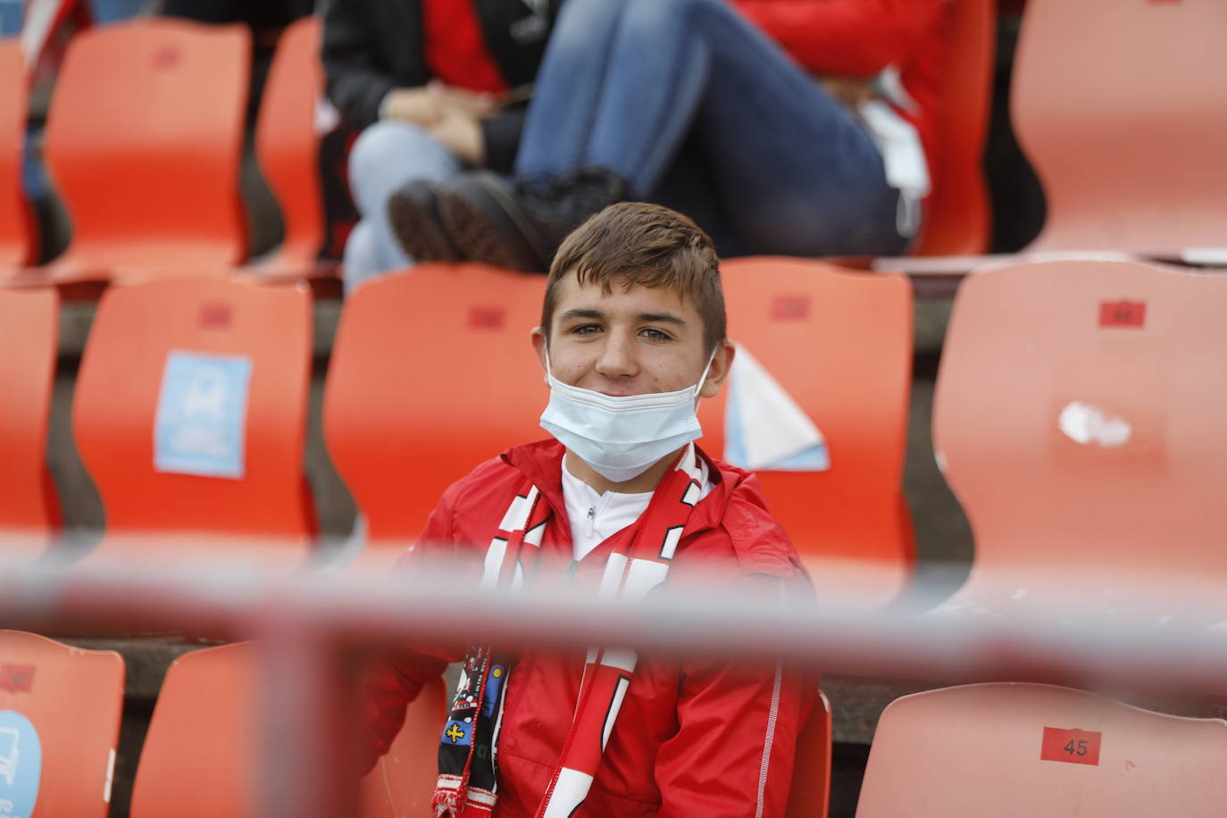 La afición del Sporting ha viajado a Lugo para empujar al equipo gijonés hacia la victoria 