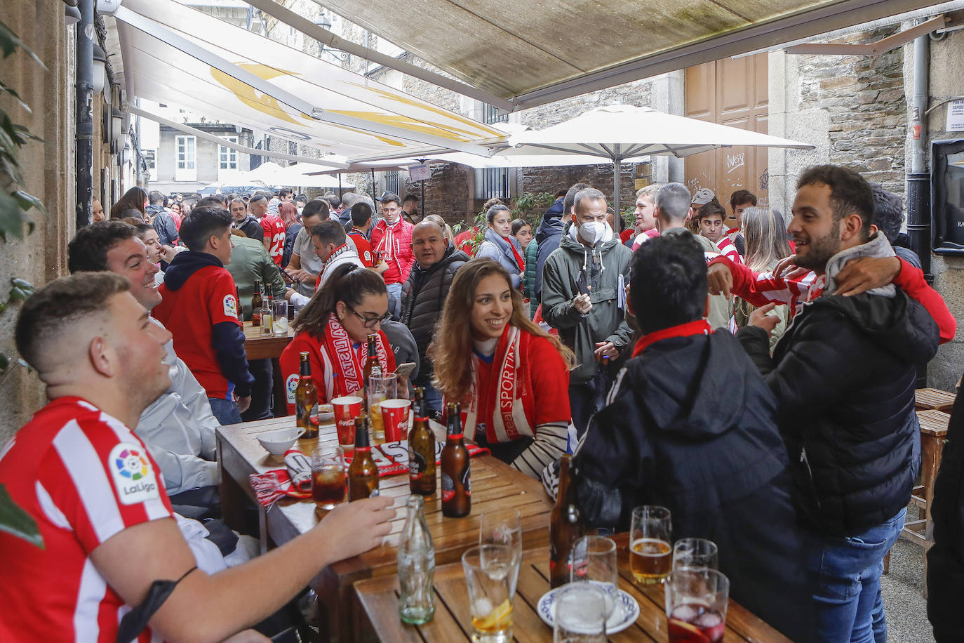 La afición del Sporting ha viajado a Lugo para empujar al equipo gijonés hacia la victoria