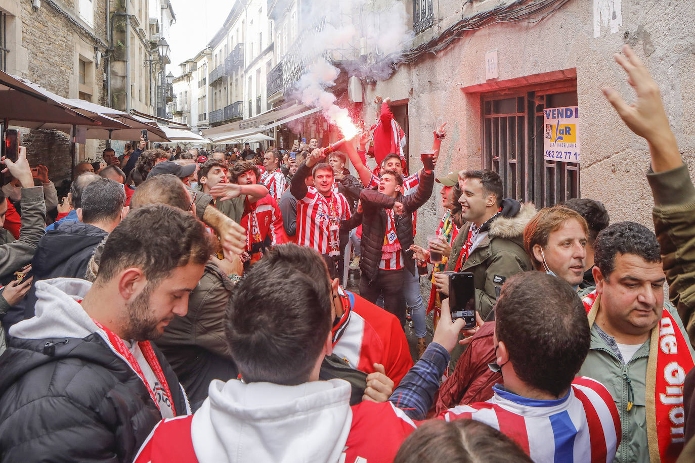 La afición del Sporting ha viajado a Lugo para empujar al equipo gijonés hacia la victoria