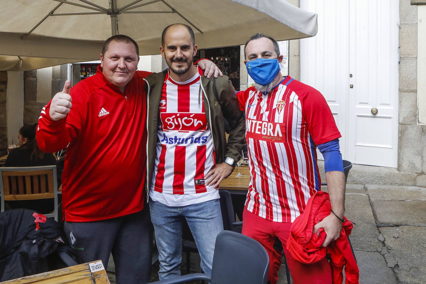 La afición del Sporting ha viajado a Lugo para empujar al equipo gijonés hacia la victoria