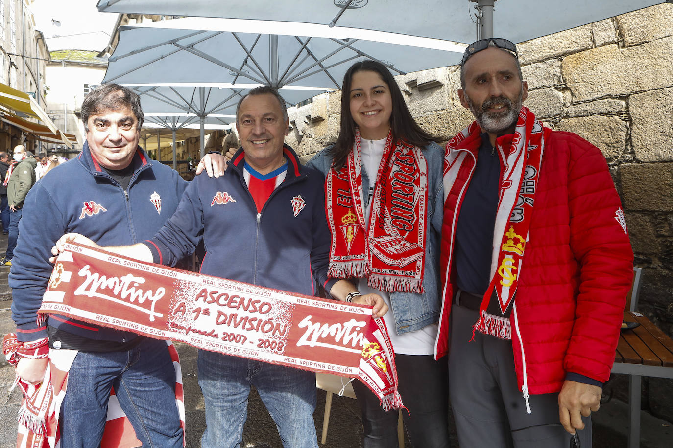 La afición del Sporting ha viajado a Lugo para empujar al equipo gijonés hacia la victoria