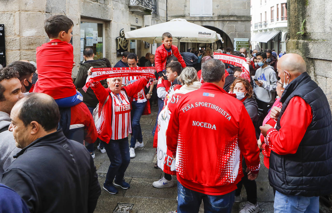 La afición del Sporting ha viajado a Lugo para empujar al equipo gijonés hacia la victoria