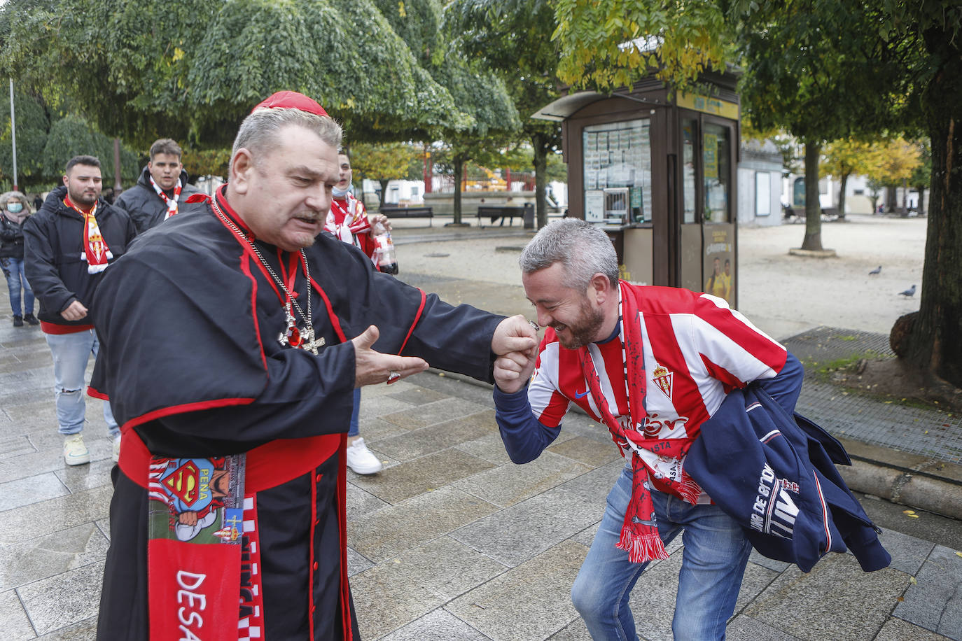 La afición del Sporting ha viajado a Lugo para empujar al equipo gijonés hacia la victoria