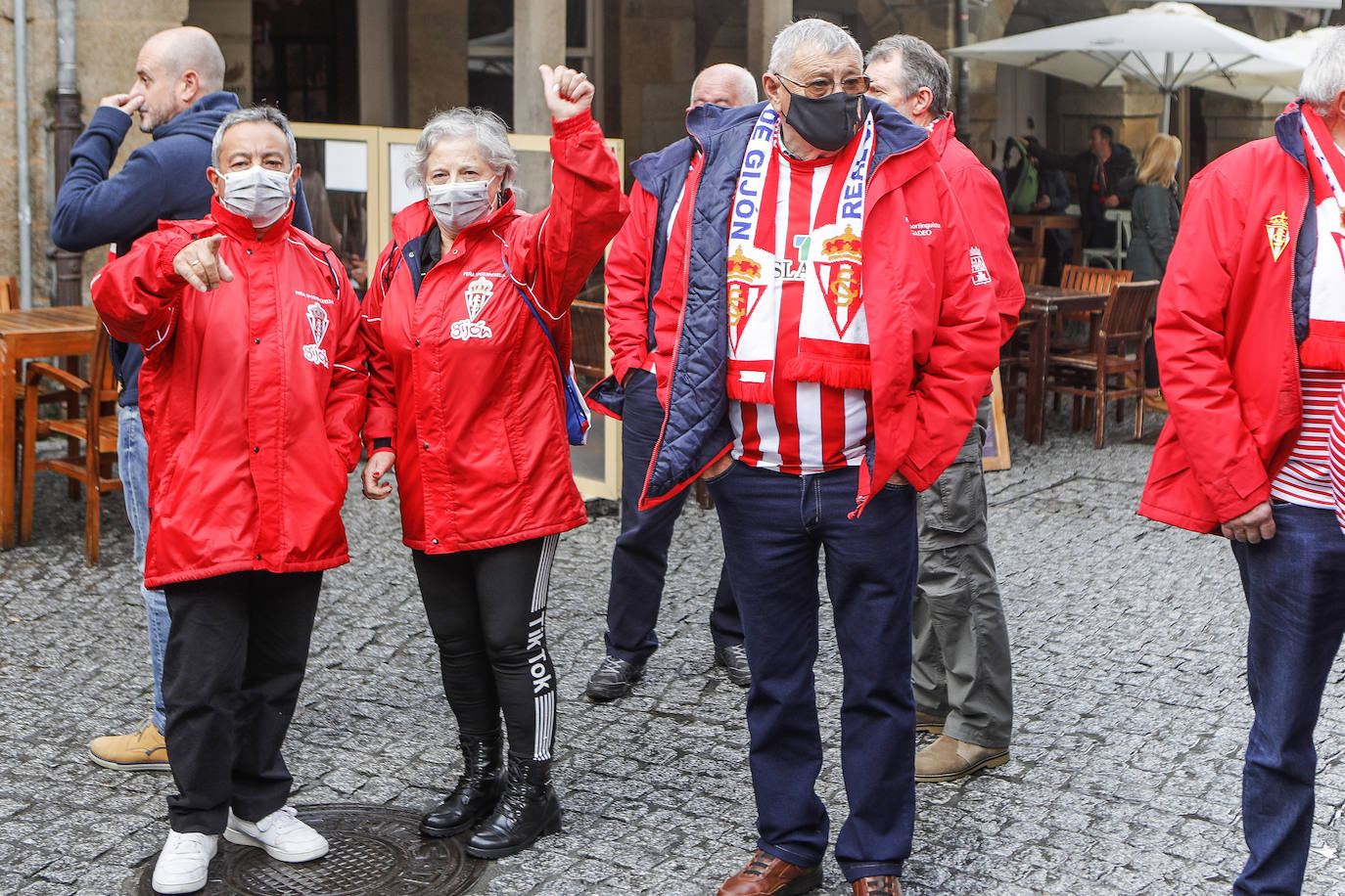 La afición del Sporting ha viajado a Lugo para empujar al equipo gijonés hacia la victoria