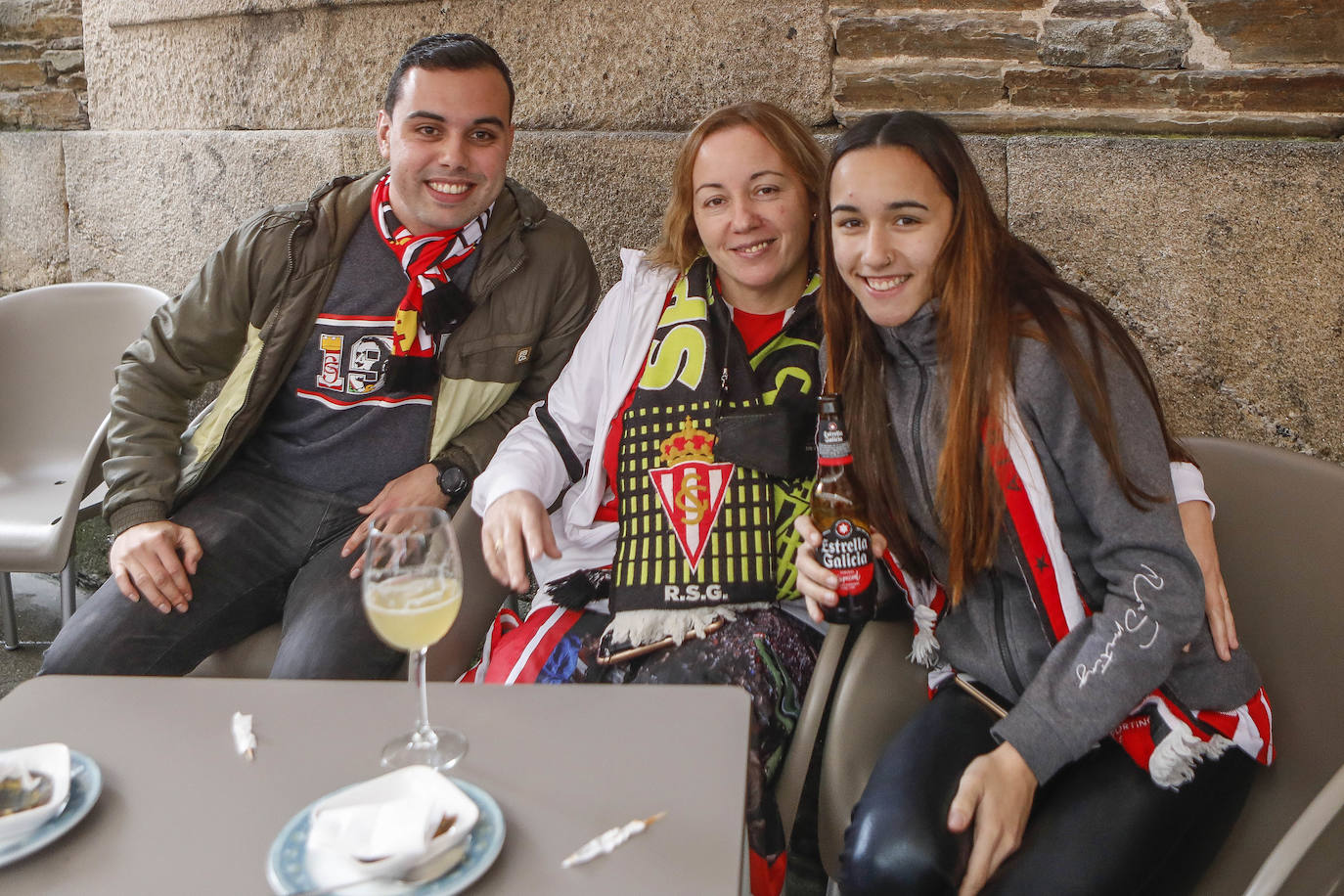 La afición del Sporting ha viajado a Lugo para empujar al equipo gijonés hacia la victoria