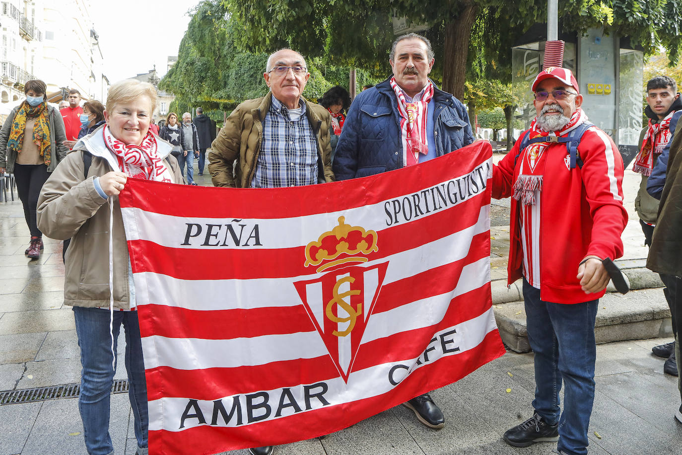 La afición del Sporting ha viajado a Lugo para empujar al equipo gijonés hacia la victoria