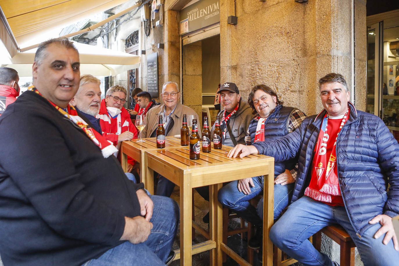 La afición del Sporting ha viajado a Lugo para empujar al equipo gijonés hacia la victoria