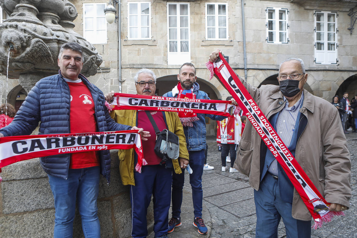 La afición del Sporting ha viajado a Lugo para empujar al equipo gijonés hacia la victoria