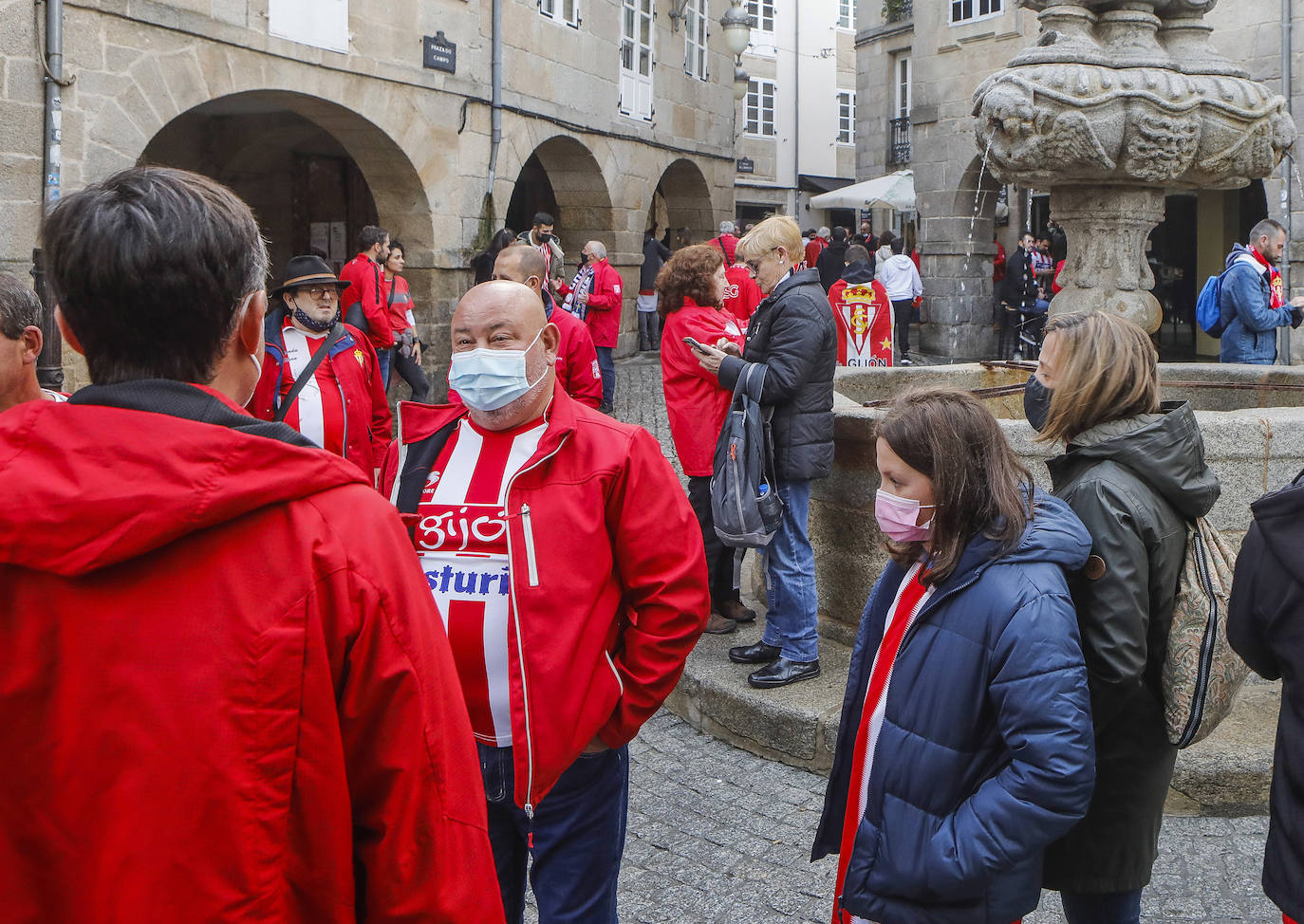 La afición del Sporting ha viajado a Lugo para empujar al equipo gijonés hacia la victoria