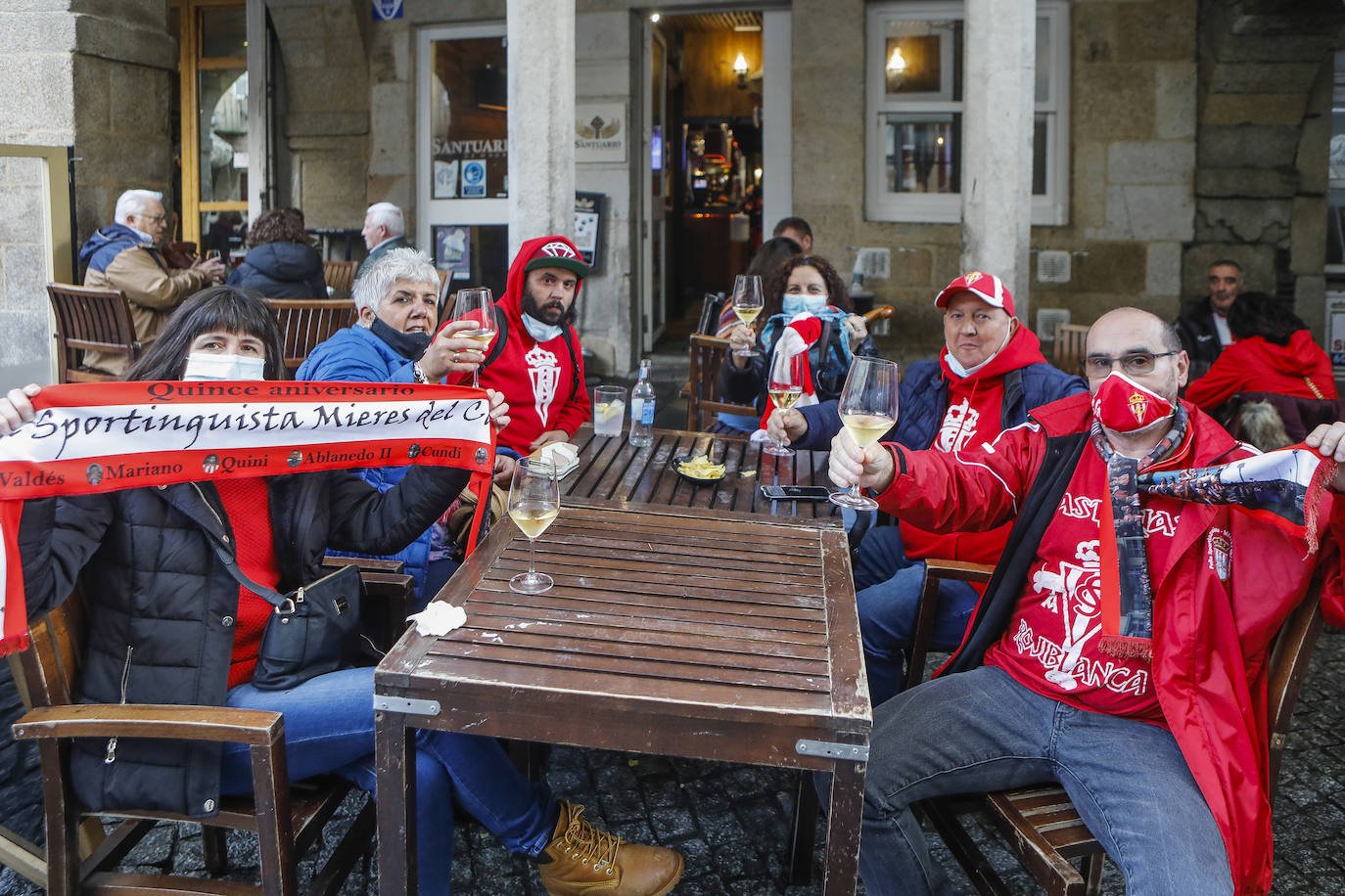 La afición del Sporting ha viajado a Lugo para empujar al equipo gijonés hacia la victoria