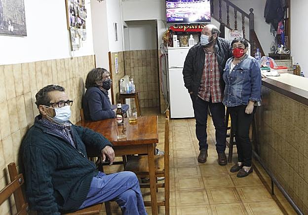 Cuatro vecinos de Arboleya, ayer, en Casa Rosa, el bar de la pequeña localidad cabraniega. 