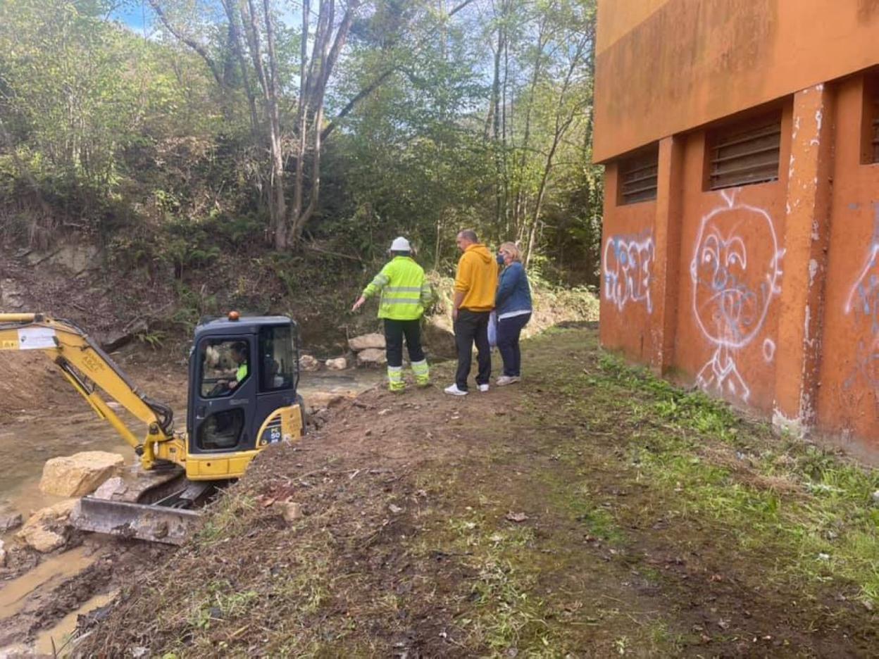 Primeros trabajos de acondicionamiento del río Llamo en Riosa. 