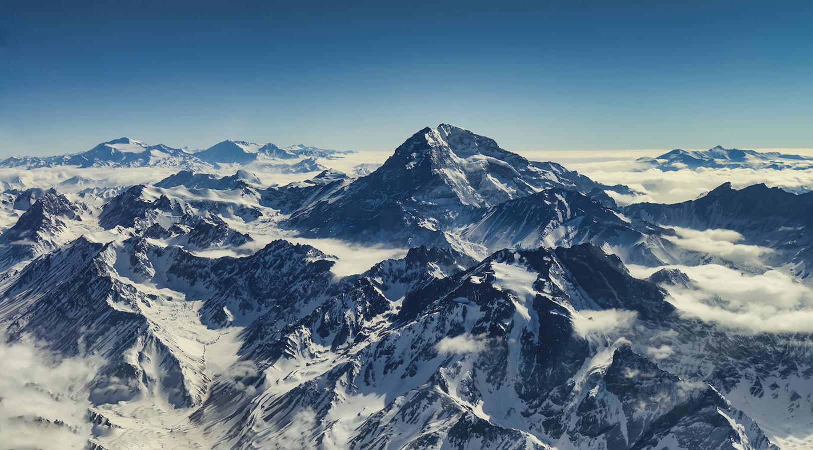 Aconcagua (América del Sur): Con nada menos que 6.960 m de altitud, el Aconcagua es la montaña más alta de todas las que se encuentran en Asia. Una de las cimas más imponentes de la cordillera de los Andes, en Sudamérica, que además cuenta con la peculiaridad de poseer dos cumbres: una al sur y otra al norte que se conectan a través de una cresta conocida como la Cresta o Filo de Guanaco, la cual mide aproximadamente 1 kilómetro de longitud.