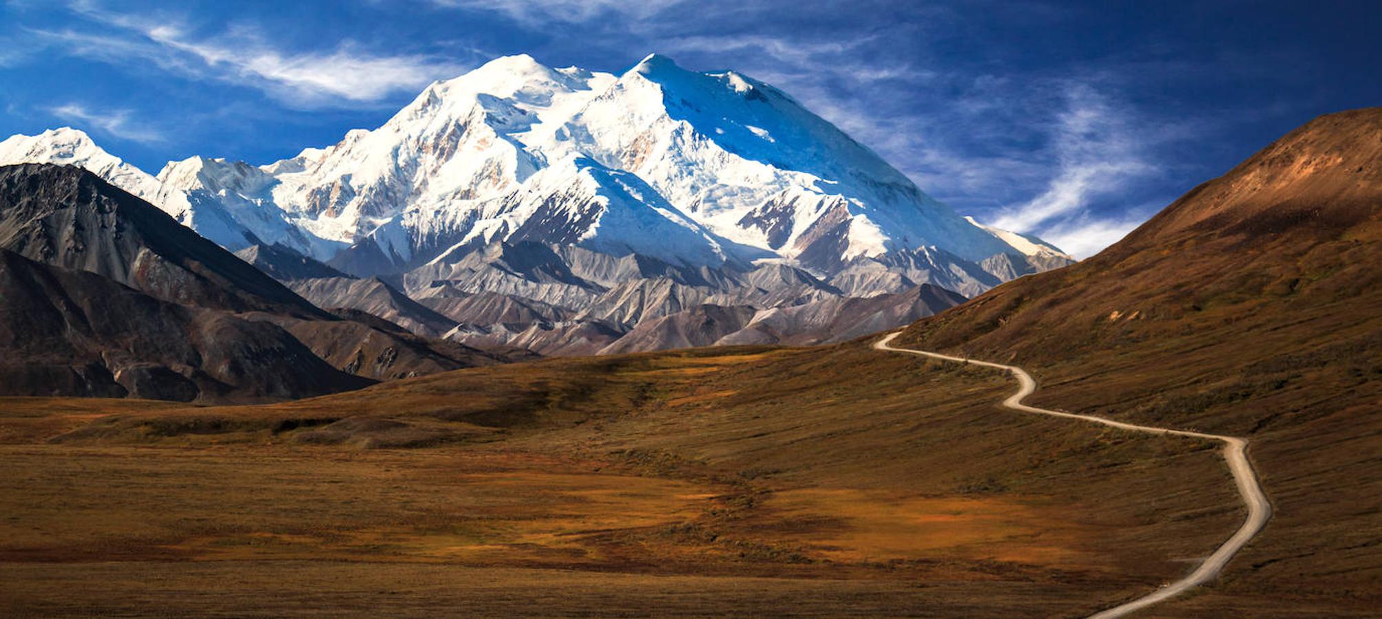 Monte Denali (América del Norte): El pico McKinley o Denali, así es como se conoce a la montaña más alta de Estados Unidos y de toda América del norte con sus 6.168 metros de altitud. Un lugar que a lo largo de la historia ha sido considerado como sagrado por las tribus indígenas de Alaska y cuya primera ascensión fue realizada en 1913 por un misionero y explorador angloamericano, Hudson Stuck. Por su proximidad al Círculo Polar Ártico también se trata de una de las montañas más gélidas del planeta.