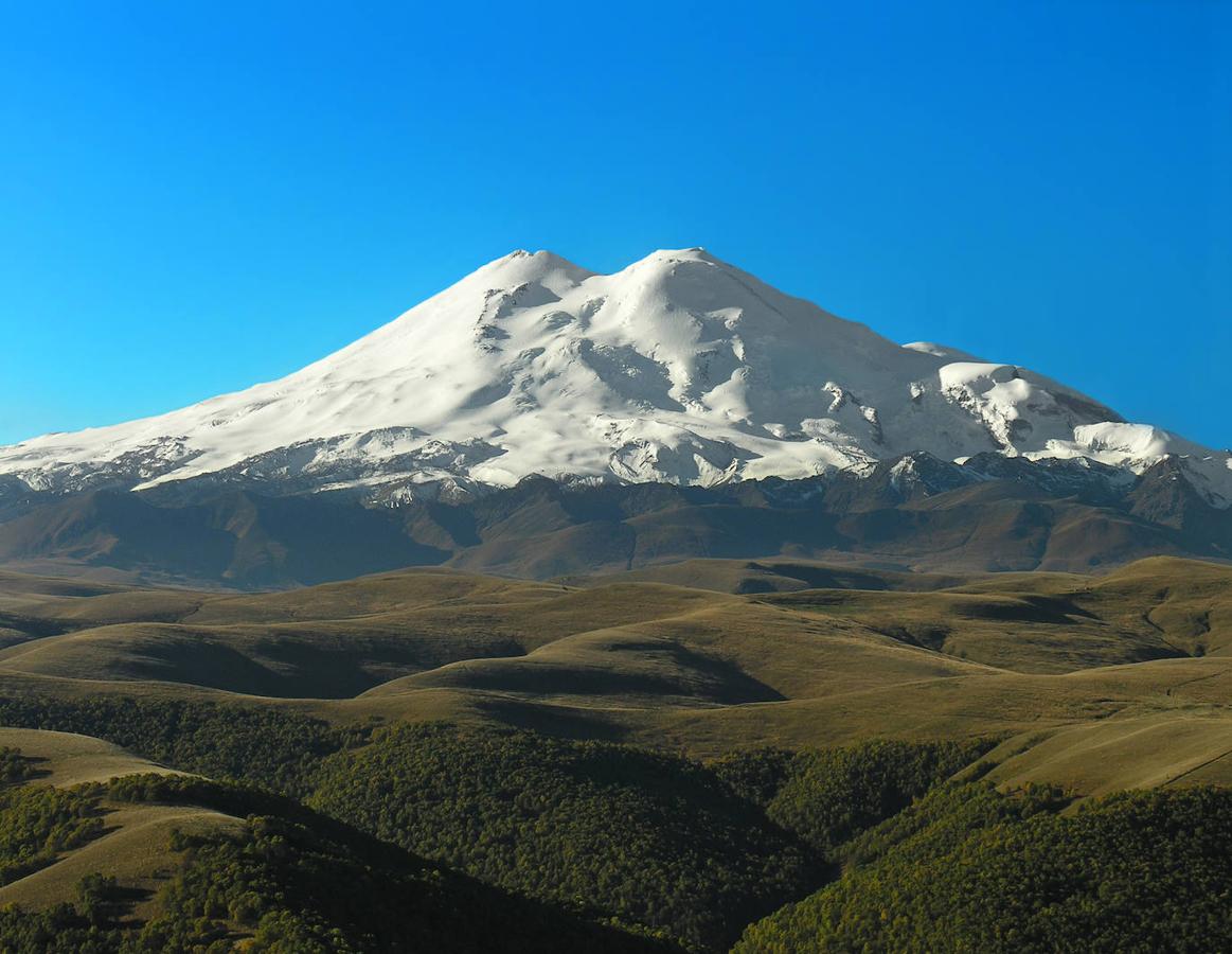 Monte Elbrus (Europa): Ubicado en la parte occidental de las montañas del Cáucaso en Rusia y cerca de la frontera de Georgia, el majestuoso Elbrus con una altitud de 5.642 m, es la montaña más alta e imponente de toda Europa, pero también una de esas montañas, que además de por su altura también atraen a numerosos amantes de la montaña por su singular belleza. La ascensión a esta cima requiere de habilidades básicas de alpinismo, aunque el clima muchas veces impredecible puede llegar a complicar la escalada.