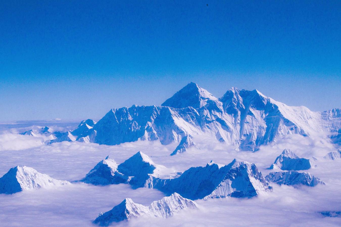 Everest (Asia): Conocida en todo el mundo por ser la montaña más alta del planeta, el monte Everest cuenta con una altitud de 8.848,86 metros de altitud y se encuentra localizada en la cordillera del Himalaya cerca de la frontera entre China y Nepal. Cada año el monte Everest atrae a numerosos alpinistas experimentados que intentan ascender a su cima por las diferentes rutas de acceso, aunque también ha sido noticia por atraer grandes colas de cientos de turistas, que atraídos por esta imponente montaña han intentado tocar su cima.