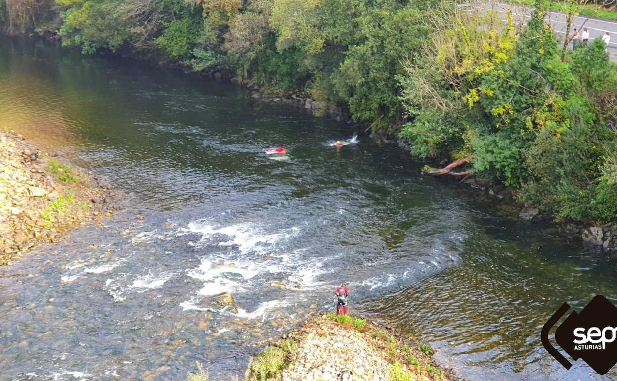 Los servicios de emergencia, en el rescate del cuerpo del joven