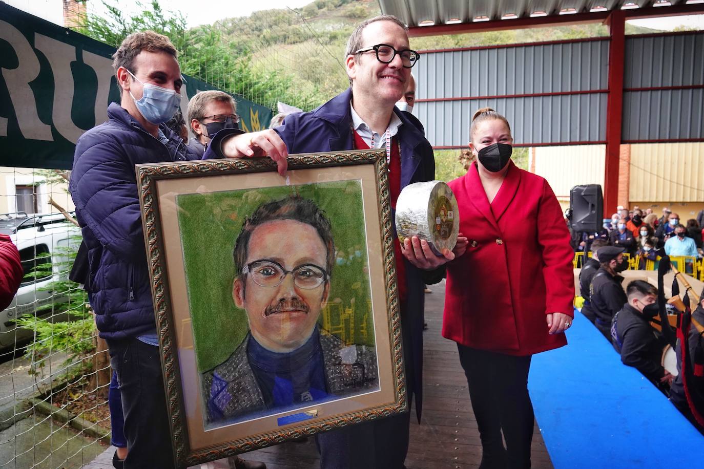 El Gamonéu firmó este domingo un regreso de récord, el de los 7.100 desembolsados por Crivencar Tierra Astur por los dos mejores quesos de las variedades del puertu y del valle, elaboradas por las queserías Gumartini y Vega Ceñal. La cuantía irá destinada a los afectados por el volcán de La Palma 