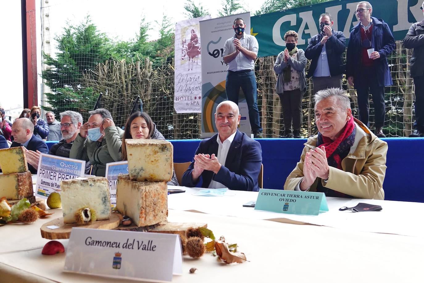 El Gamonéu firmó este domingo un regreso de récord, el de los 7.100 desembolsados por Crivencar Tierra Astur por los dos mejores quesos de las variedades del puertu y del valle, elaboradas por las queserías Gumartini y Vega Ceñal. La cuantía irá destinada a los afectados por el volcán de La Palma 