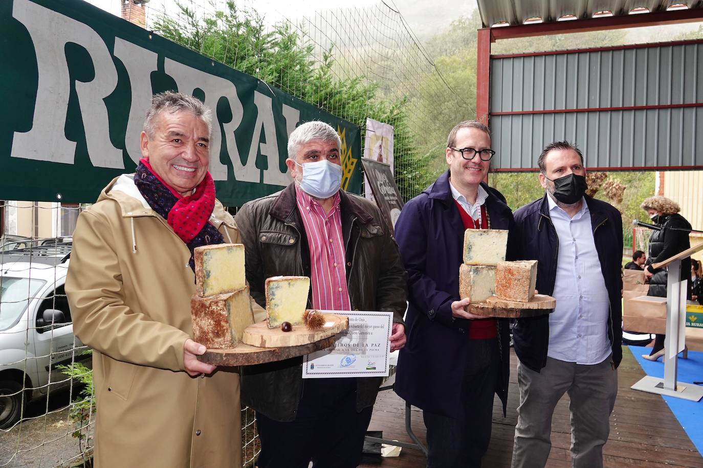 El Gamonéu firmó este domingo un regreso de récord, el de los 7.100 desembolsados por Crivencar Tierra Astur por los dos mejores quesos de las variedades del puertu y del valle, elaboradas por las queserías Gumartini y Vega Ceñal. La cuantía irá destinada a los afectados por el volcán de La Palma 