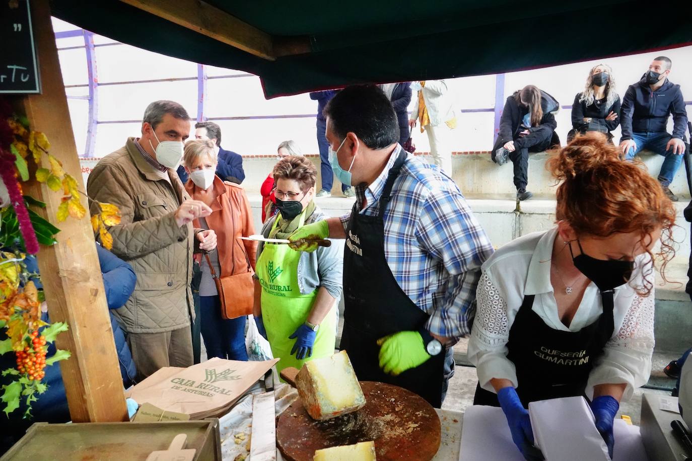 El Gamonéu firmó este domingo un regreso de récord, el de los 7.100 desembolsados por Crivencar Tierra Astur por los dos mejores quesos de las variedades del puertu y del valle, elaboradas por las queserías Gumartini y Vega Ceñal. La cuantía irá destinada a los afectados por el volcán de La Palma 