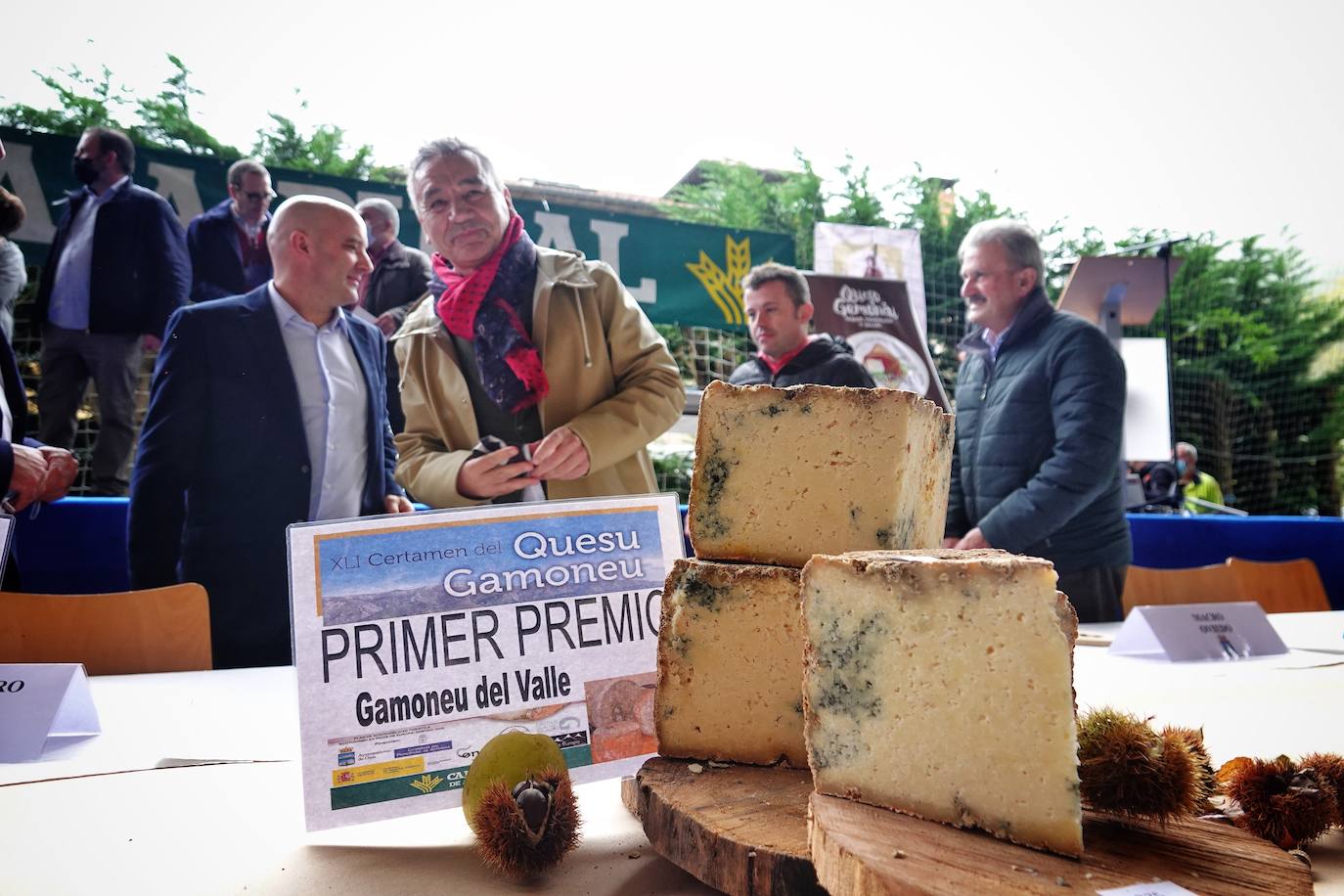 El Gamonéu firmó este domingo un regreso de récord, el de los 7.100 desembolsados por Crivencar Tierra Astur por los dos mejores quesos de las variedades del puertu y del valle, elaboradas por las queserías Gumartini y Vega Ceñal. La cuantía irá destinada a los afectados por el volcán de La Palma 