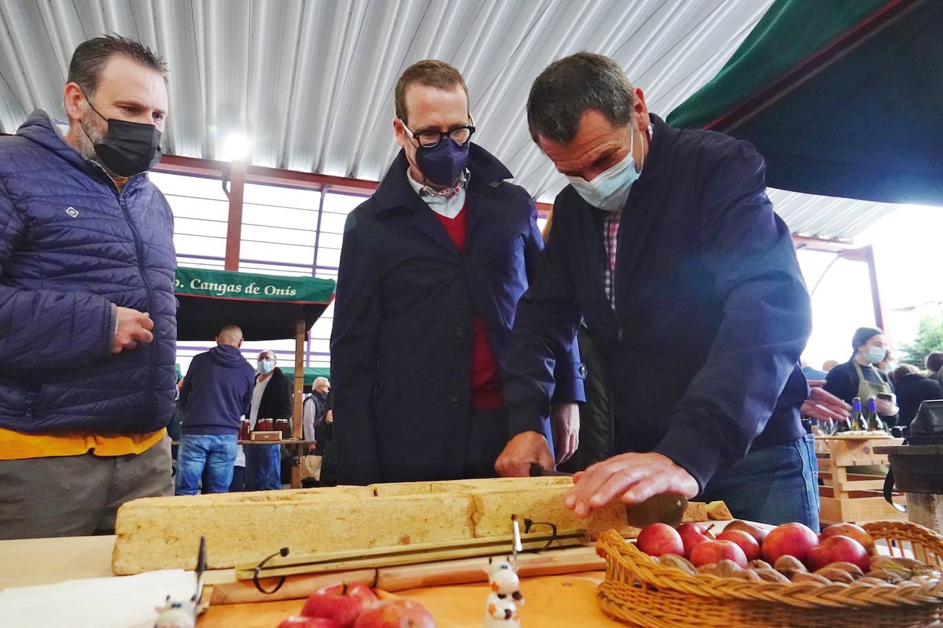 El Gamonéu firmó este domingo un regreso de récord, el de los 7.100 desembolsados por Crivencar Tierra Astur por los dos mejores quesos de las variedades del puertu y del valle, elaboradas por las queserías Gumartini y Vega Ceñal. La cuantía irá destinada a los afectados por el volcán de La Palma 