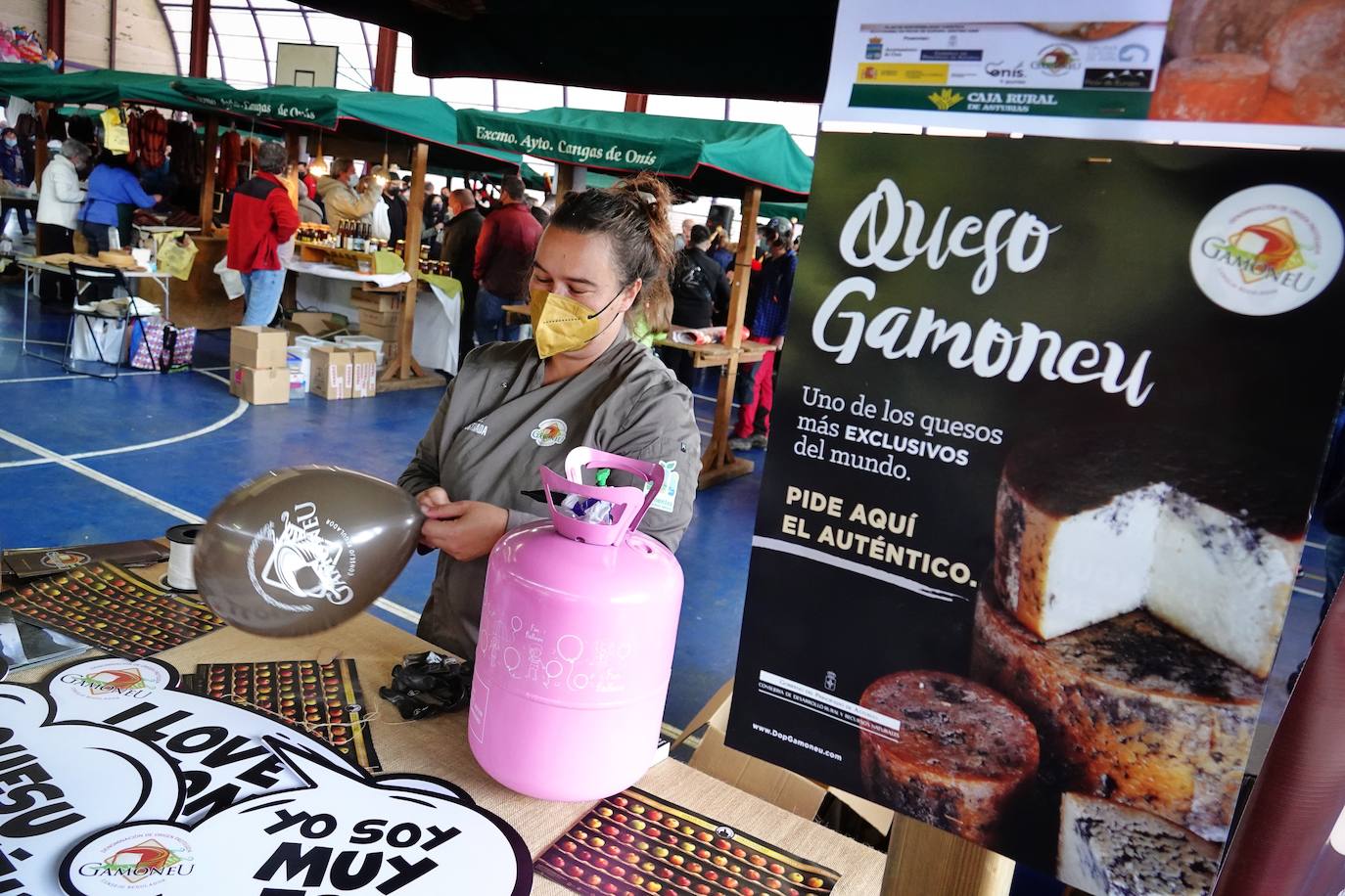 El Gamonéu firmó este domingo un regreso de récord, el de los 7.100 desembolsados por Crivencar Tierra Astur por los dos mejores quesos de las variedades del puertu y del valle, elaboradas por las queserías Gumartini y Vega Ceñal. La cuantía irá destinada a los afectados por el volcán de La Palma 