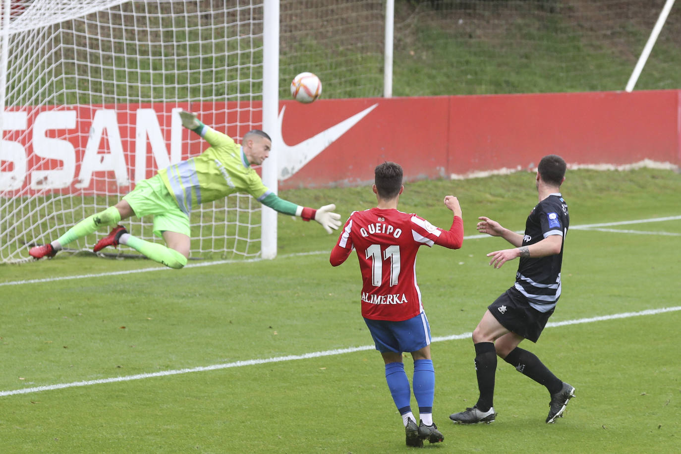 Fotos: Las mejores imágenes del Sporting B - Luarca