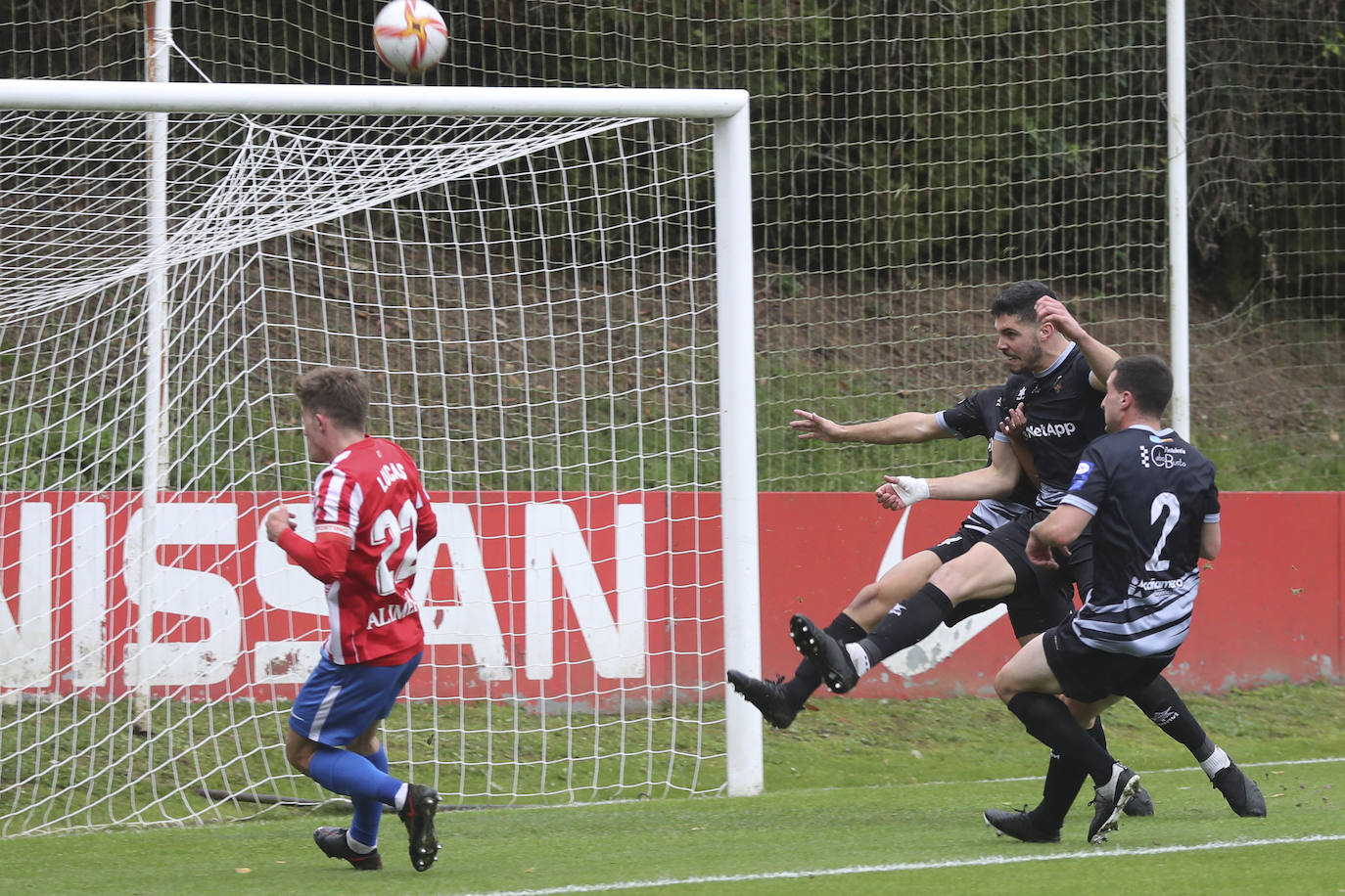 Fotos: Las mejores imágenes del Sporting B - Luarca