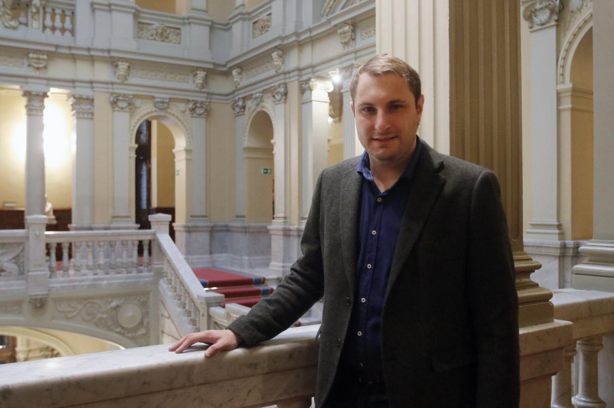 El portavoz parlamentario de Foro Asturias, Adrián Pumares, en la Junta General. 